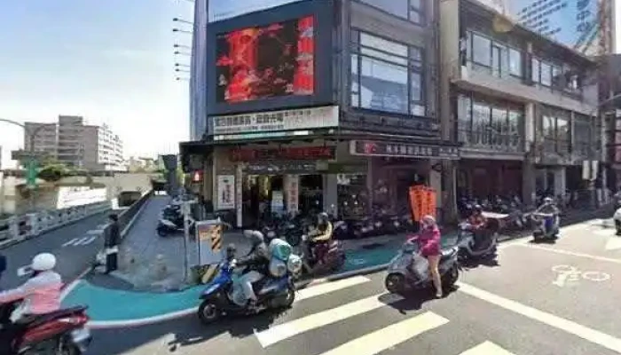 Ding Qiang Shu Wei Guan  WdTai Nan Fu Wu Zhong Xin Jie Jing He 360 Du Quan Jing Zhao - Tainan City, East District