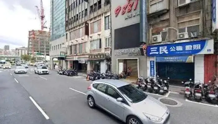 Fu Feng Yun Duan Cai Fu Gu Fen You Xian Gong Si Jie Jing He 360 Du Quan Jing Zhao - Taipei City, Zhongzheng District